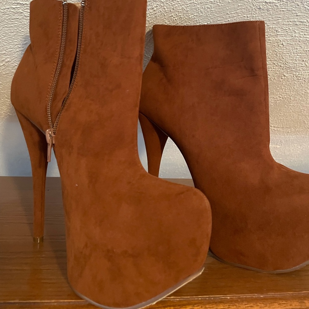 Luichiny Bootie - Picture 1 of 2